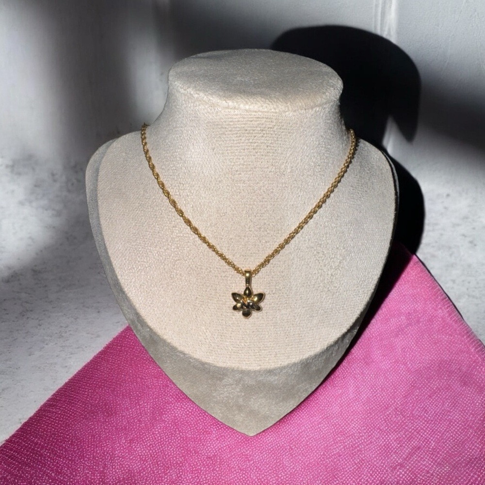 NINA RICCI flower pendant Necklace EUC